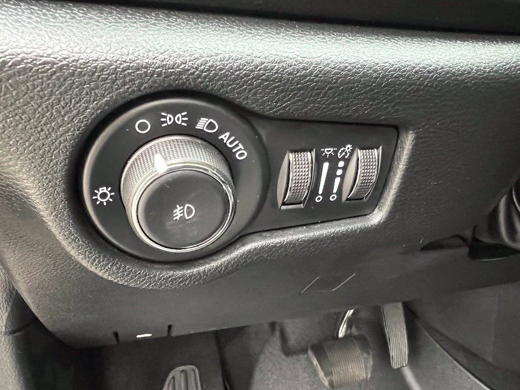 Used 2025 Chrysler Pacifica Select FWD image 26