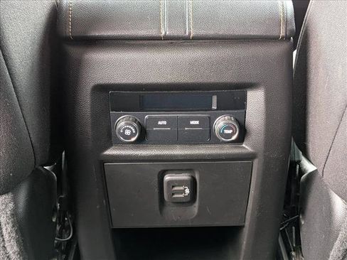 Used 2020 Chevrolet Traverse LT image 15