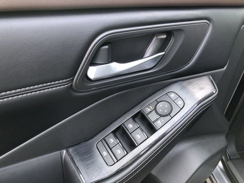 Used 2022 Nissan Rogue SV w/ SV Premium Package image 13