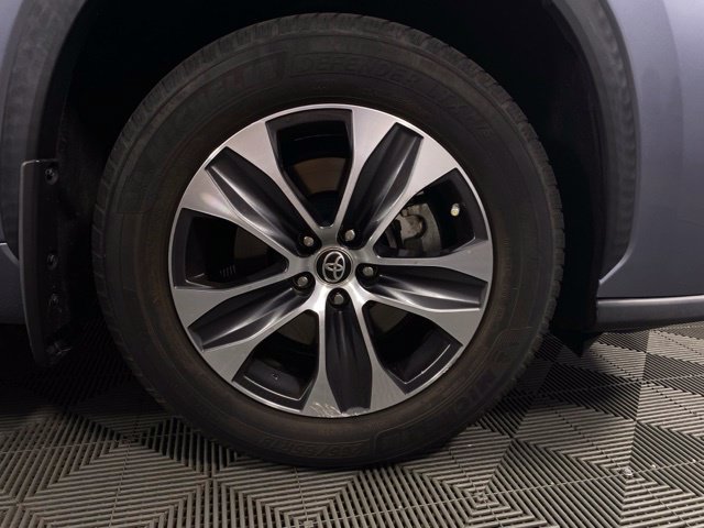 Used 2021 Toyota Highlander XLE AWD/4WD image 11