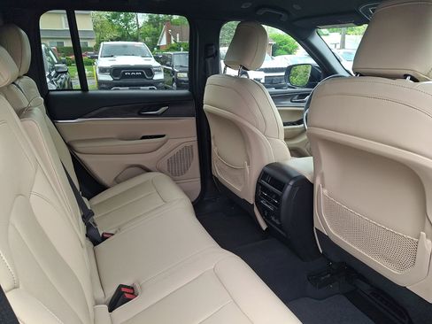 Used 2023 Jeep Grand Cherokee Limited AWD/4WD image 15