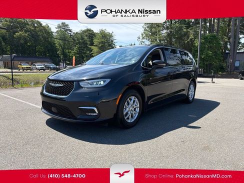 Used 2023 Chrysler Pacifica Touring-L FWD image 1