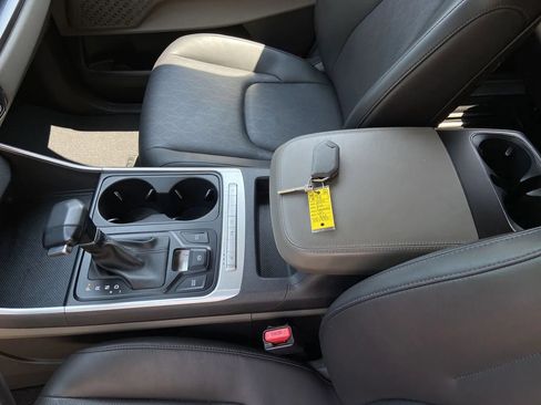 Used 2025 Kia Carnival FWD image 23