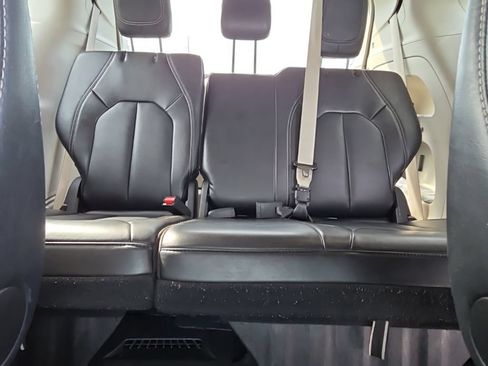 Used 2024 Chrysler Pacifica Touring-L FWD image 12