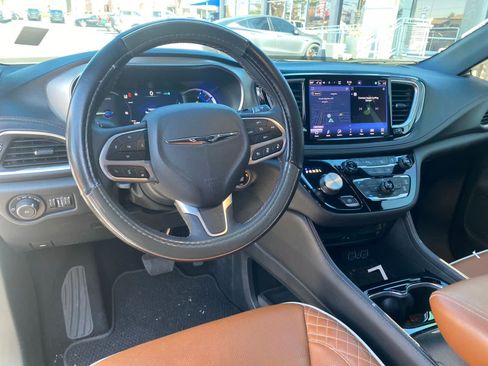 Used 2025 Chrysler Pacifica Pinnacle FWD image 11