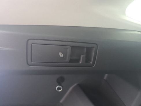 Certified 2025 Volkswagen Tiguan SE w/ Panoramic Sunroof Package AWD/4WD image 19