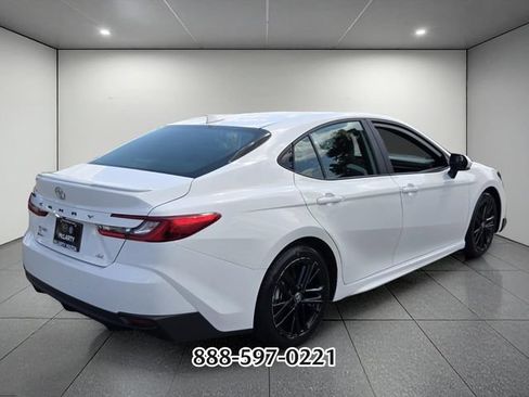 Used 2025 Toyota Camry SE FWD image 5