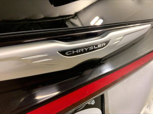 Used 2024 Chrysler Pacifica Touring-L image 30