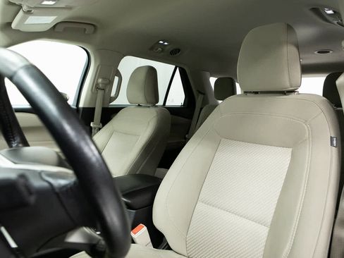 Used 2023 Ford Explorer XLT image 5