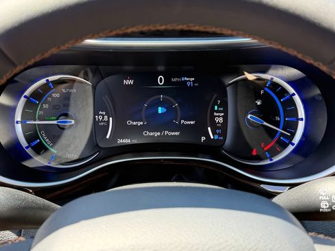 Used 2023 Chrysler Pacifica Pinnacle FWD image 13