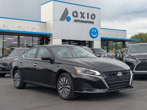 Used 2025 Nissan Altima 2.5 SV AWD/4WD image 1