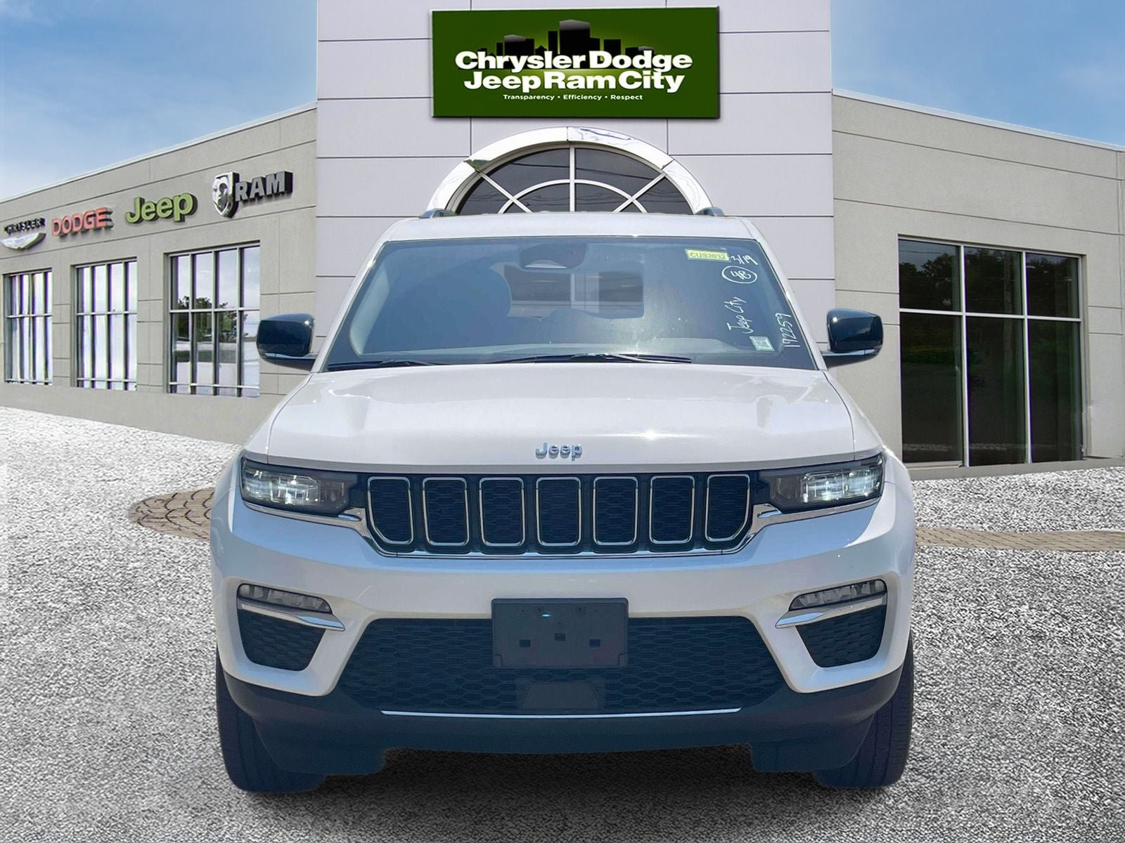 Used 2023 Jeep Grand Cherokee Limited AWD/4WD image 2