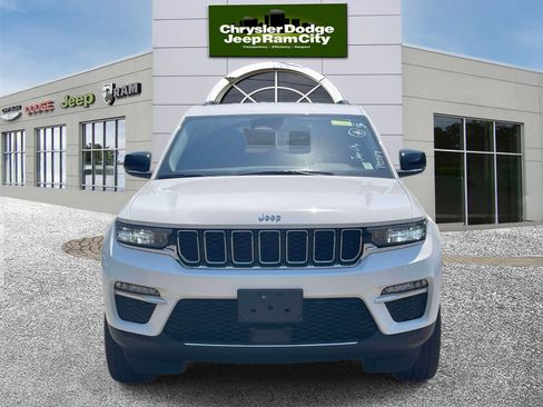 Used 2023 Jeep Grand Cherokee Limited AWD/4WD image 2