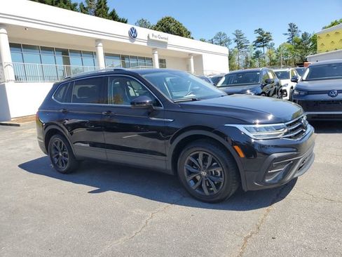 Used 2024 Volkswagen Tiguan SE w/ Panoramic Sunroof Package image 3