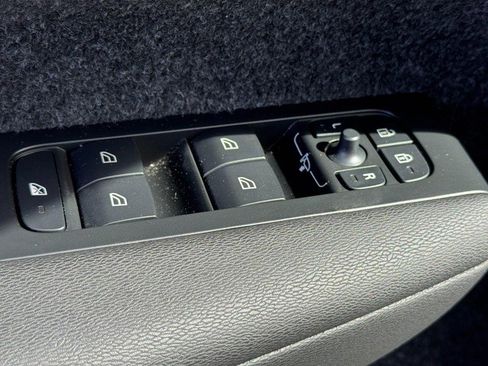 Certified 2025 Volvo XC40 B5 Core image 24