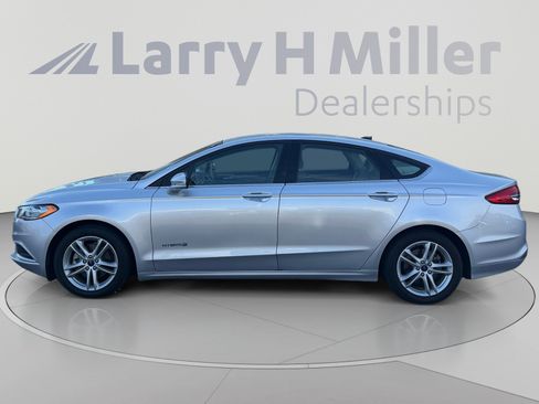 Used 2018 Ford Fusion SE FWD image 2