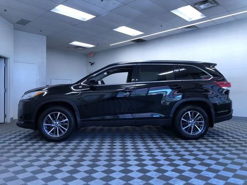 Used 2019 Toyota Highlander XLE AWD/4WD image 14