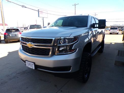 Used 2016 Chevrolet Suburban LT image 4