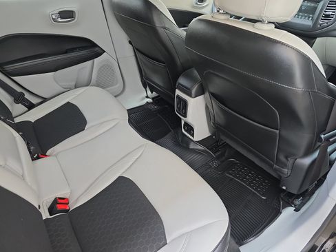 Used 2018 Jeep Compass Latitude w/ Popular Equipment Group FWD image 13