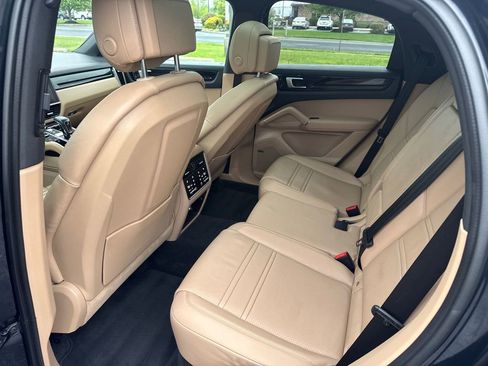 Used 2021 Porsche Cayenne Coupe AWD/4WD image 11
