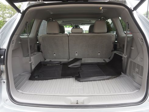 Used 2017 Toyota Highlander XLE AWD/4WD image 10