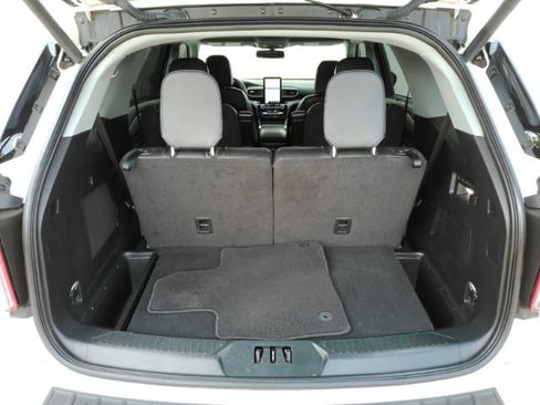 Used 2023 Ford Explorer Limited w/ Limited Technology Package RWD image 30