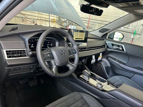New 2025 Mitsubishi Outlander SE image 19