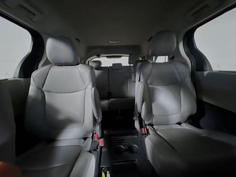 Used 2024 Toyota Sienna XLE image 33