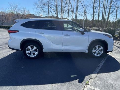 Used 2022 Toyota Highlander LE image 11