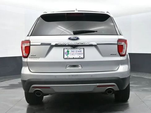 Used 2017 Ford Explorer XLT w/ Equipment Group 202A image 8