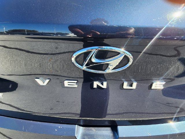 Used 2021 Hyundai Venue FWD image 14