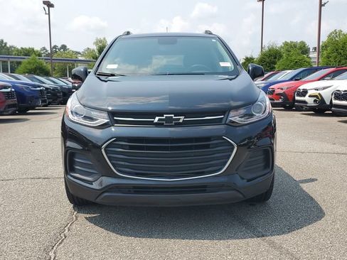 Used 2022 Chevrolet Trax LT w/ Premium Seat Package AWD/4WD image 2