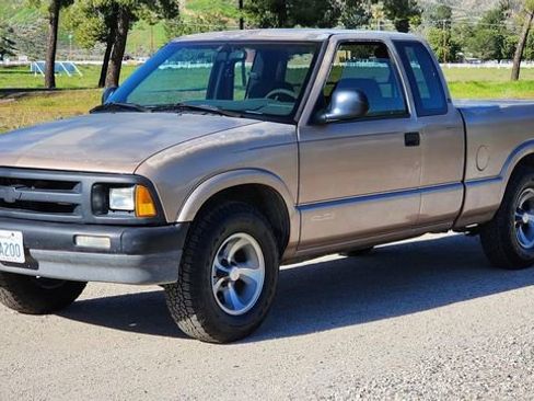 Used 1997 Chevrolet S10 Pickup LS image 2