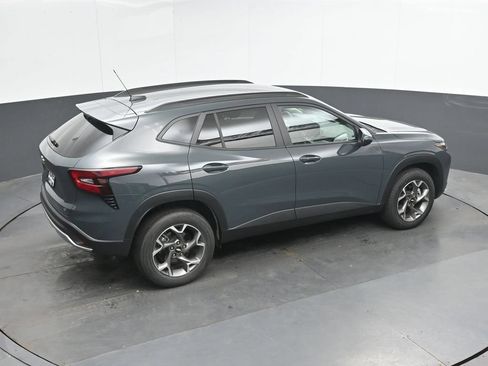 Used 2025 Chevrolet Trax LT w/ LT Convenience Package FWD image 29