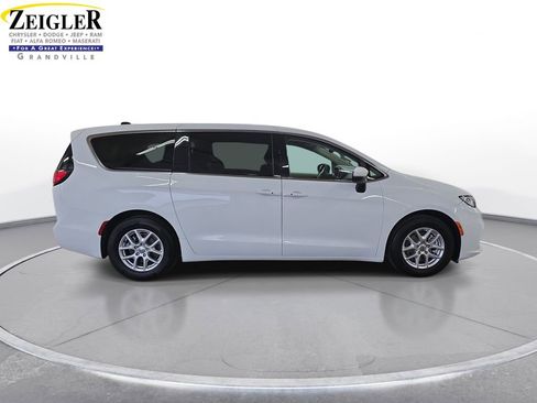 Certified 2023 Chrysler Pacifica Touring-L FWD image 4