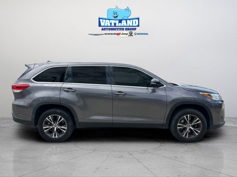 Used 2019 Toyota Highlander Plus FWD image 6