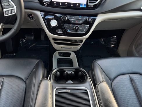 Used 2024 Chrysler Pacifica Touring-L image 24