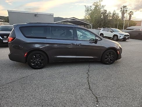 Used 2020 Chrysler Pacifica Limited image 6