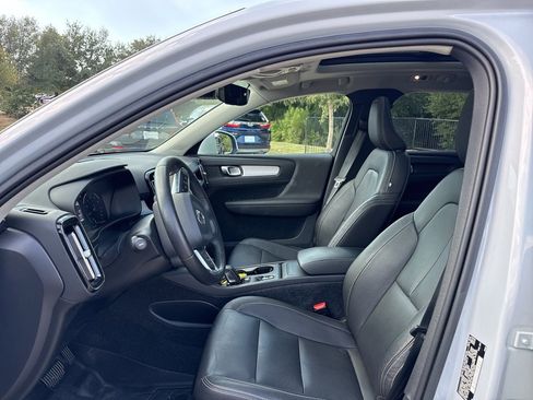 Used 2020 Volvo XC40 T5 Momentum image 18