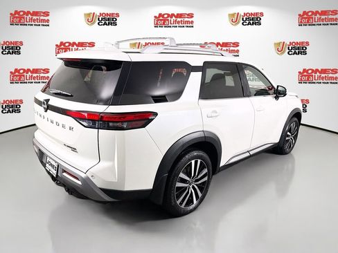 Used 2024 Nissan Pathfinder Platinum image 19
