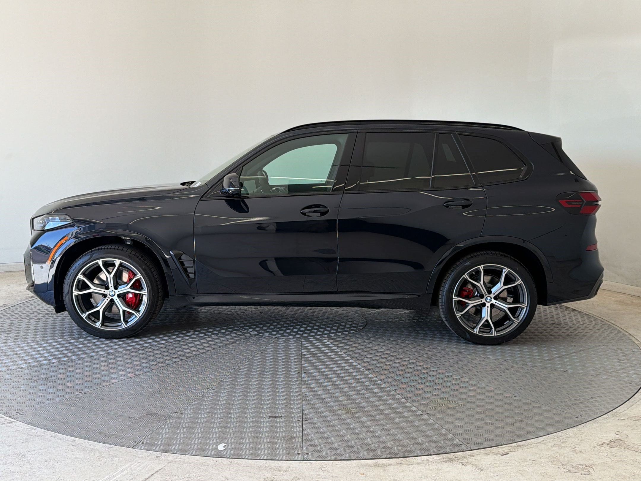 New 2026 BMW X5 xDrive40i w/ M Sport Package AWD/4WD image 2