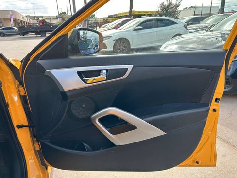 Used 2013 Hyundai Veloster FWD image 16