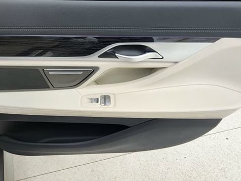 Used 2022 BMW 740i xDrive w/ M Sport Package image 29