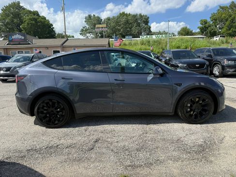 Used 2022 Tesla Model Y Long Range AWD/4WD image 2