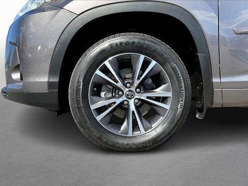 Used 2018 Toyota Highlander LE image 8