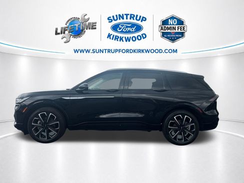 Used 2025 Lincoln Nautilus Reserve AWD/4WD image 2