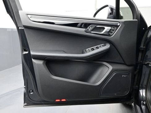Certified 2025 Porsche Macan AWD/4WD image 7