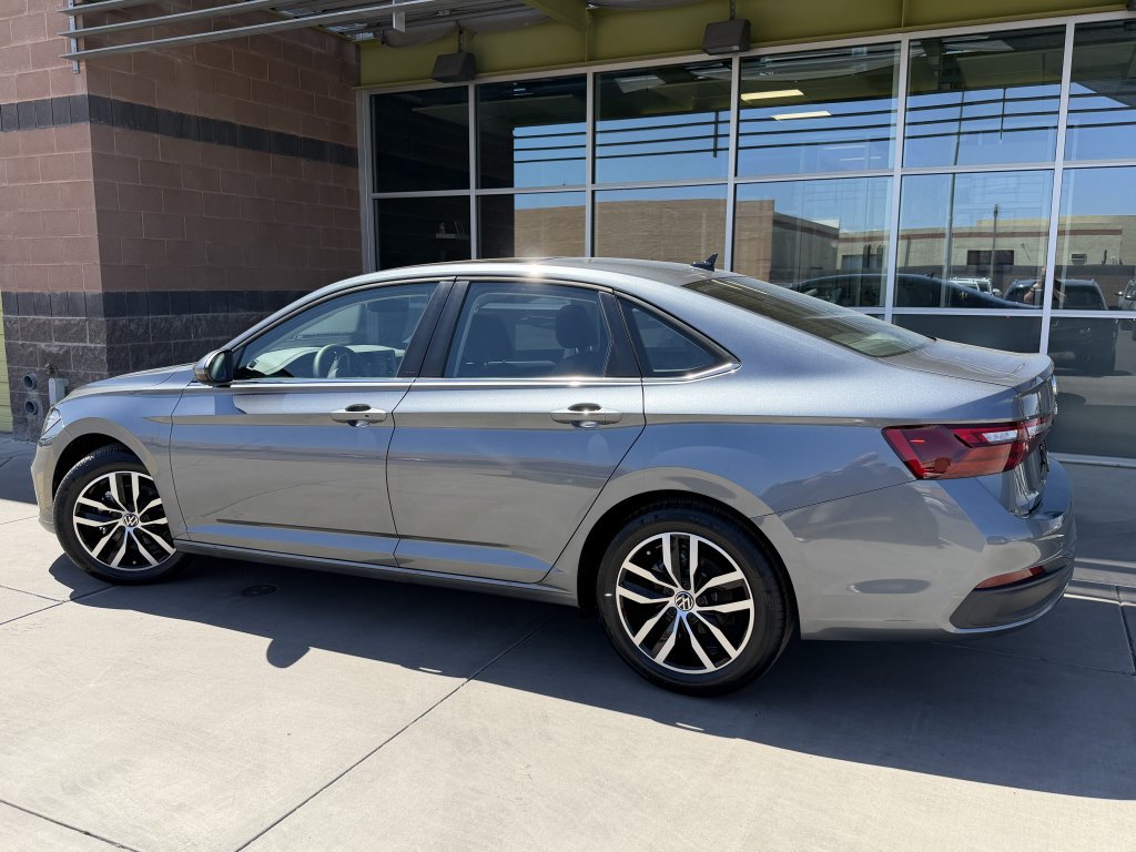 Used 2025 Volkswagen Jetta SE w/ Sunroof Package FWD image 5