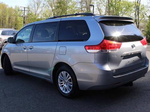 Used 2013 Toyota Sienna XLE w/ Entertainment Pkg FWD image 3
