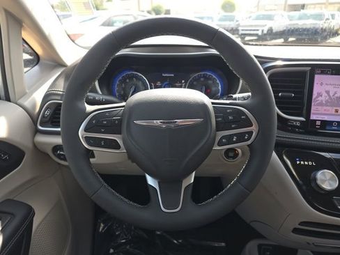 Used 2023 Chrysler Pacifica Touring-L FWD image 15